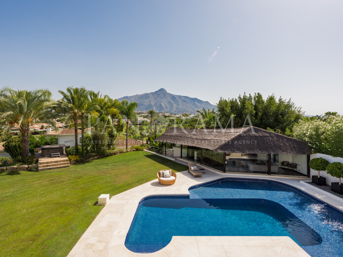 Atemberaubende zeitgenössische Villa in Las Brisas mit Blick auf den ikonischen Berg La Concha