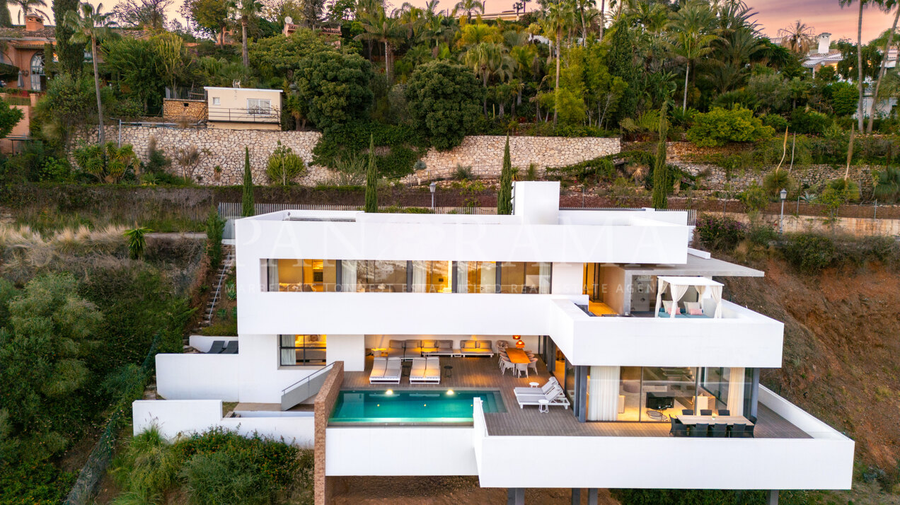 Eine außergewöhnliche moderne Villa in der exklusiven, gesicherten Wohnanlage El Herrojo Alto in La Quinta.