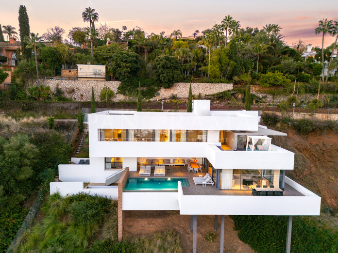 Eine außergewöhnliche moderne Villa in der exklusiven, gesicherten Wohnanlage El Herrojo Alto in La Quinta.