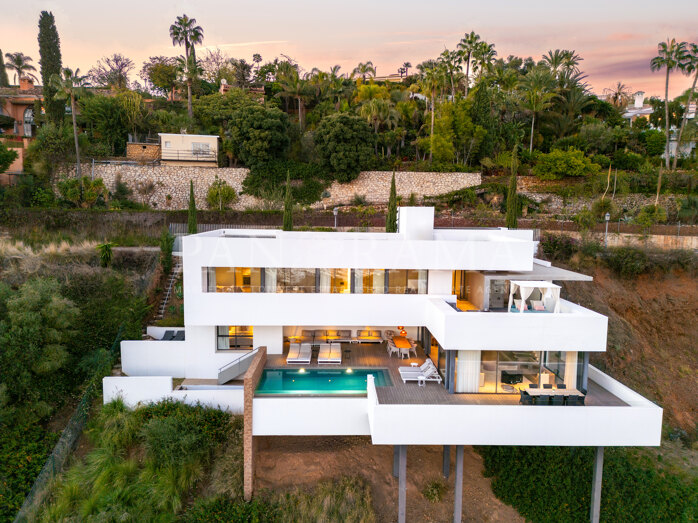 Eine außergewöhnliche moderne Villa in der exklusiven, gesicherten Wohnanlage El Herrojo Alto in La Quinta.