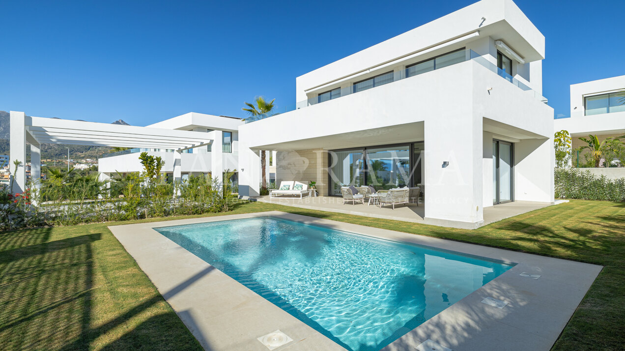 Moderna villa de nueva construcción en un complejo de lujo con impresionantes vistas a la montaña y al mar