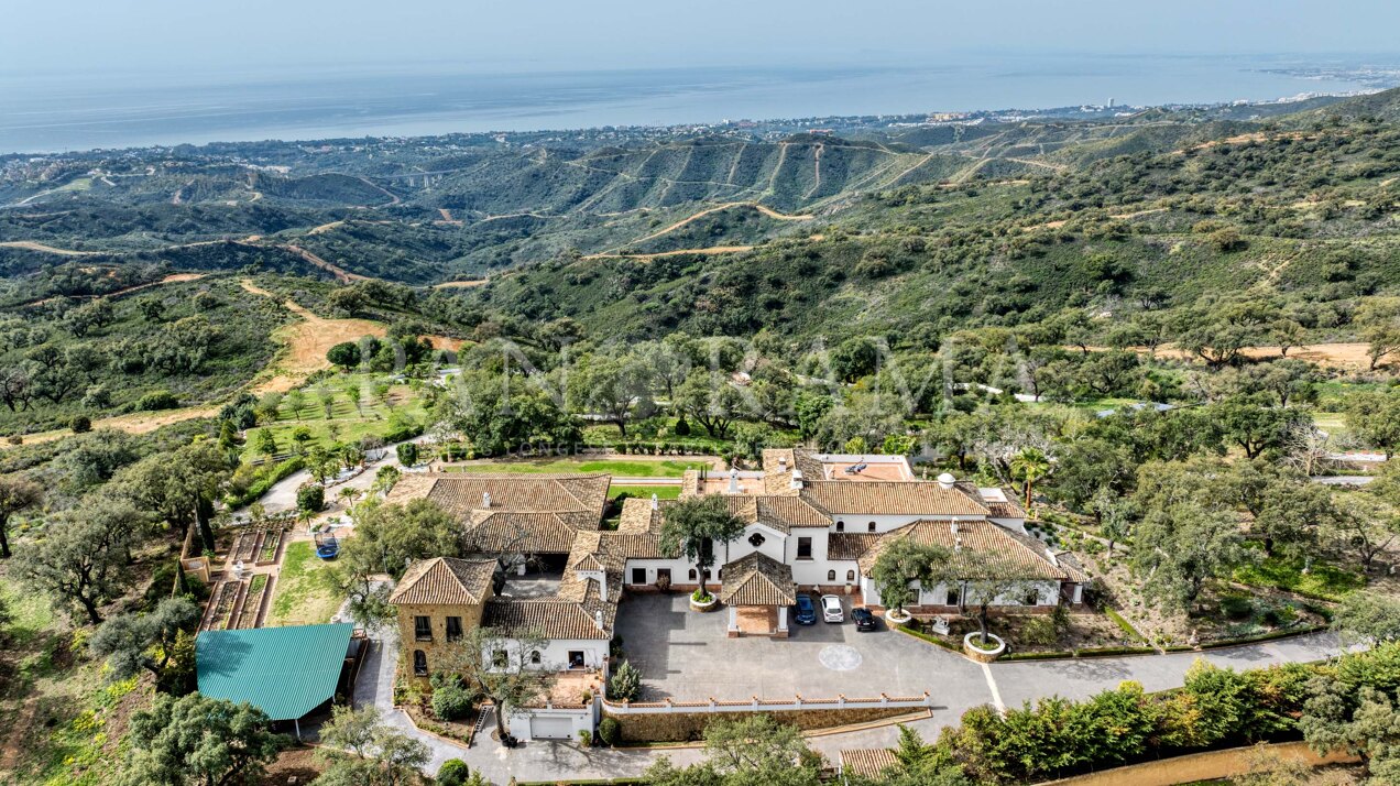 Domaine spectaculaire avec des vues magnifiques sur la mer, les montagnes et la côte africaine.