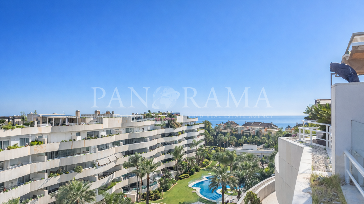 Superbe penthouse duplex avec vue imprenable sur la mer à proximité de Puerto Banús