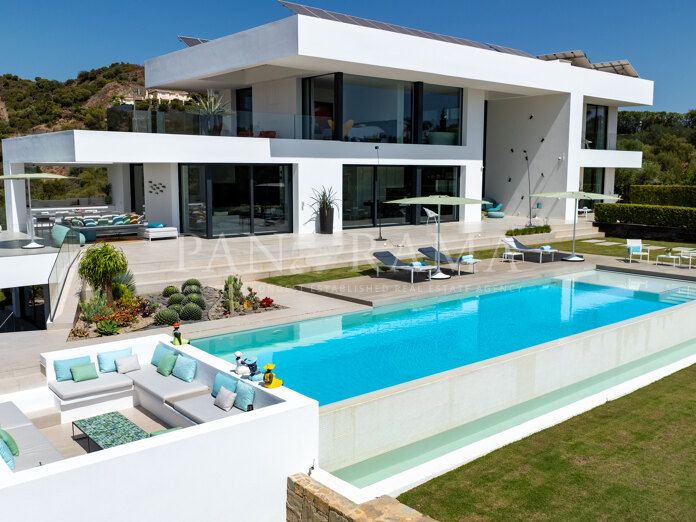 Villa de luxe avec vue panoramique sur la mer et les montagnes dans un emplacement privilégié