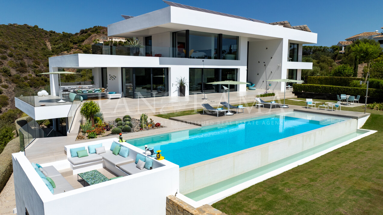 Villa de luxe avec vue panoramique sur la mer et les montagnes dans un emplacement privilégié