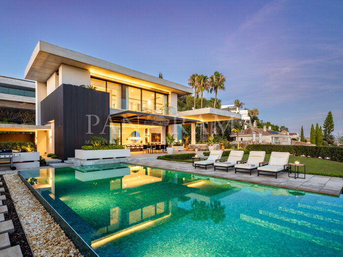 Impressive villa with panoramic views within a prestigious gated community in La Quinta