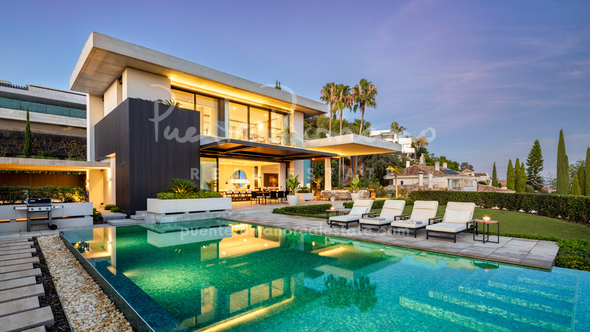 Impressive villa with panoramic views within a prestigious gated community in La Quinta