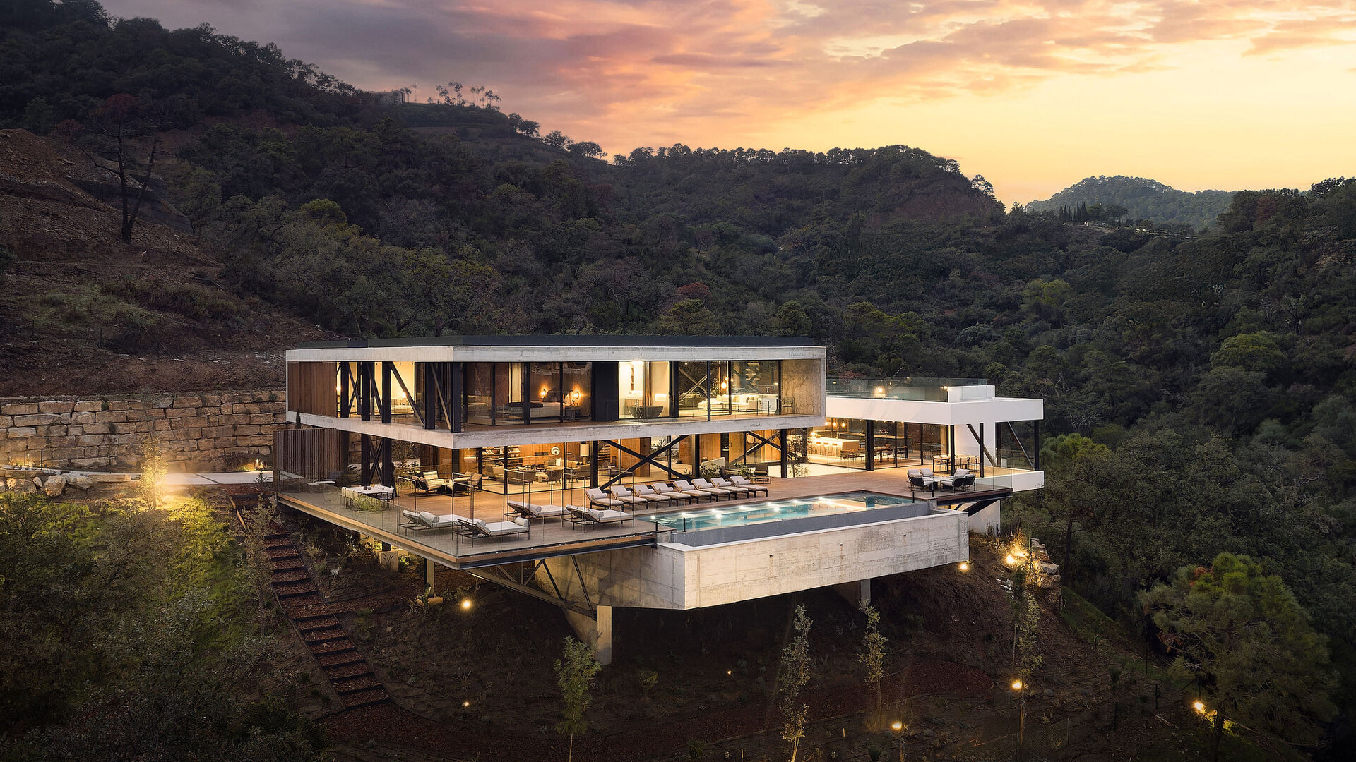 Innovatieve architectonische villa in het exclusieve complex El Madroñal met uitzicht op zee en bergen