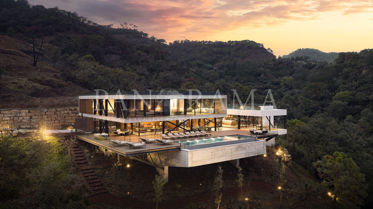 Innovatieve architectonische villa in het exclusieve complex El Madroñal met uitzicht op zee en bergen