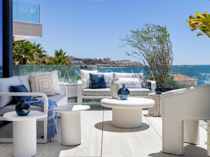 Exclusiva promoción de obra nueva en primera línea de playa con acceso directo al mar en Estepona