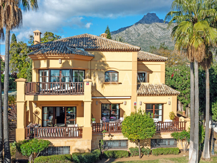 Spacious villa with sea views in la Capellanía Hill Club on Marbella’s Golden mile