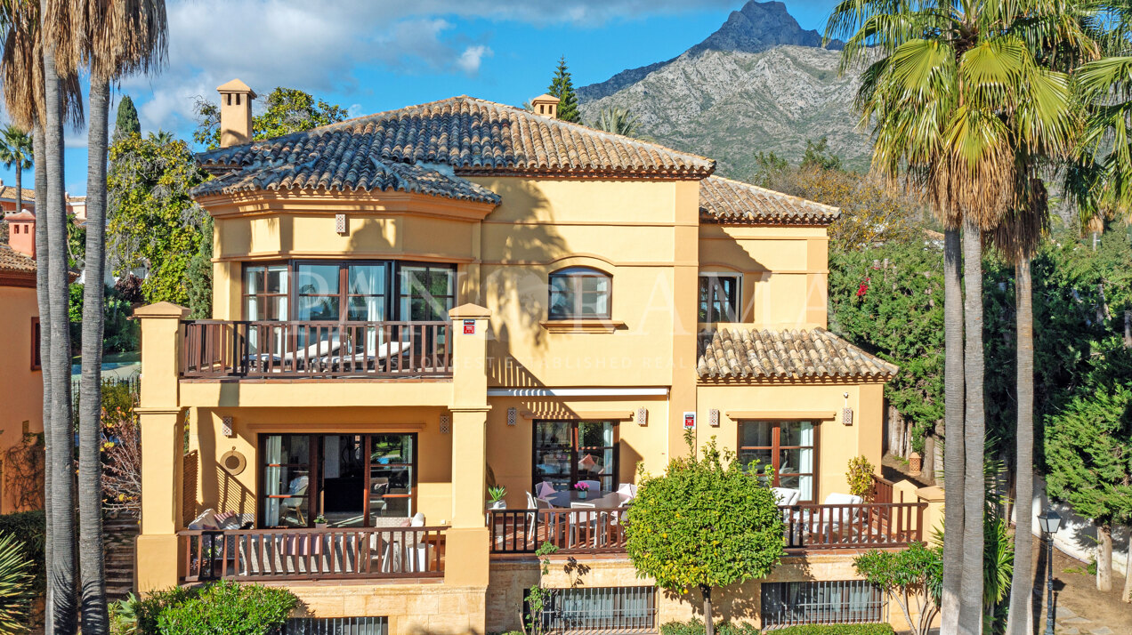 Spacious villa with sea views in la Capellanía Hill Club on Marbella’s Golden mile