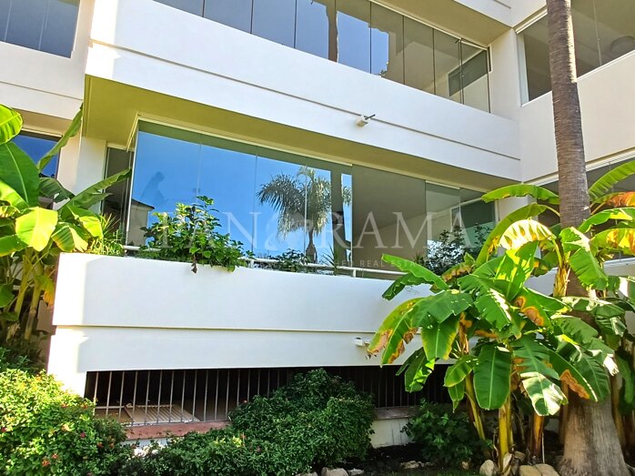 Elegant beachside apartment in prime beachside location on Marbella East