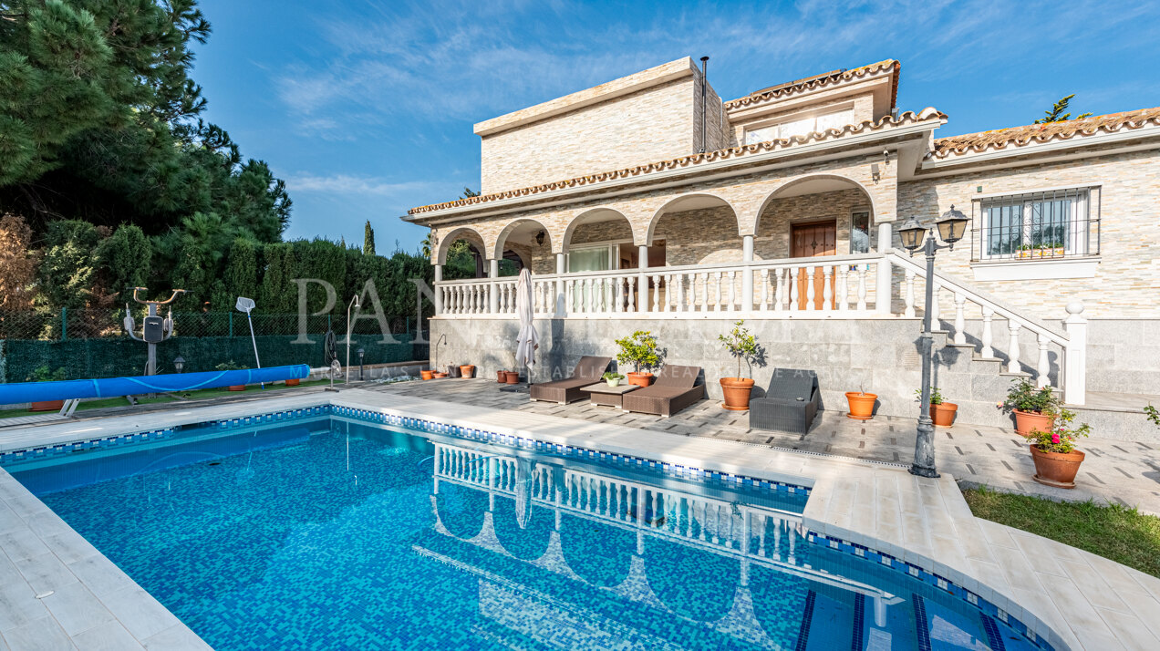 Fabulous beachside villa in Carib Playa in Marbella East