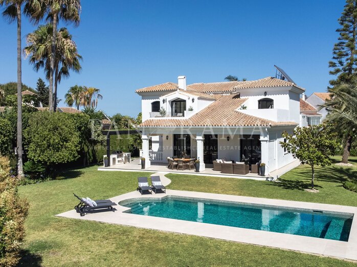 Hochwertige skandinavische Villa im Monte Biarritz, Estepona