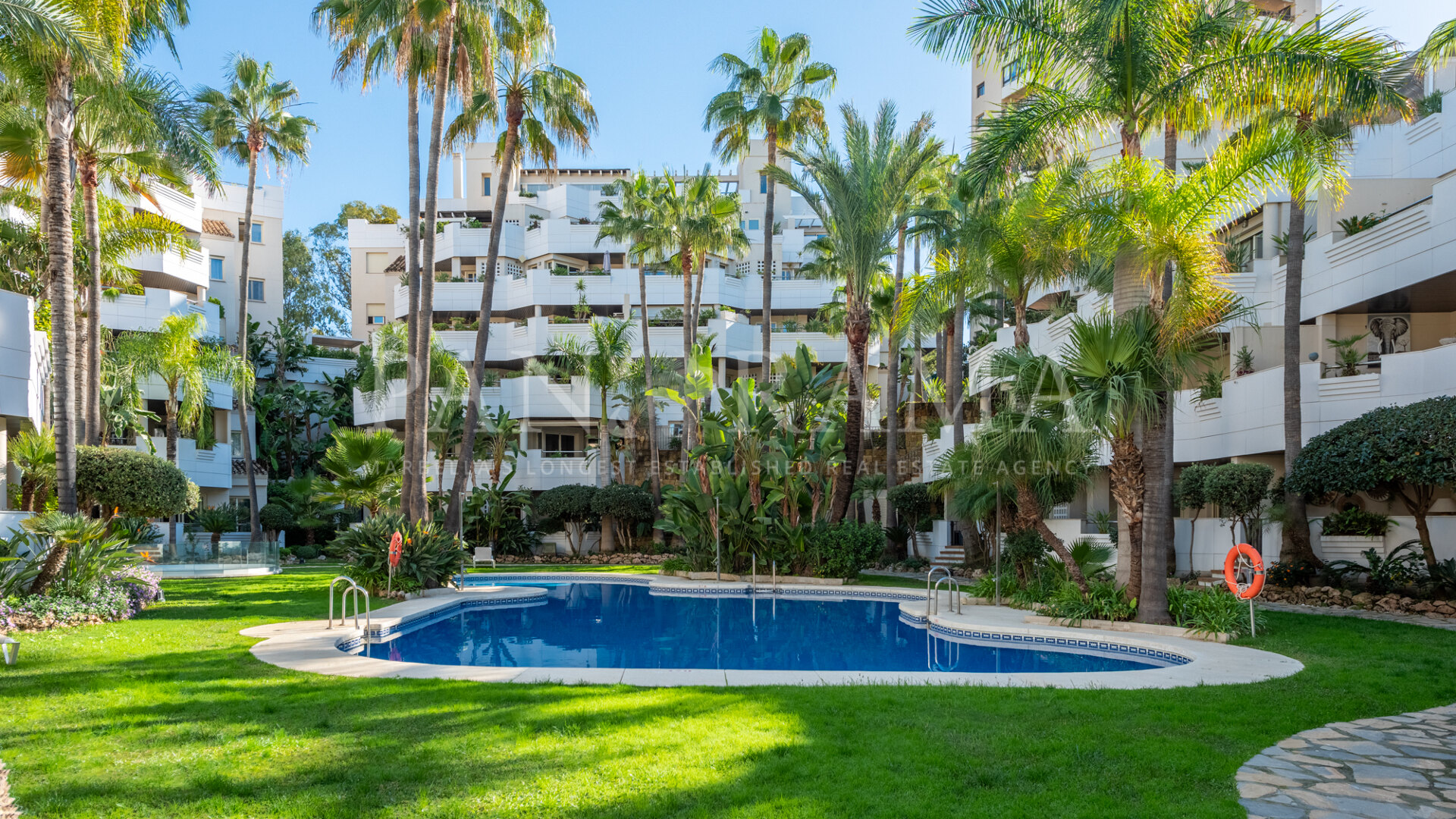 Prachtig en elegant appartement in het hart van de Golfvallei met een groot half overdekt terras