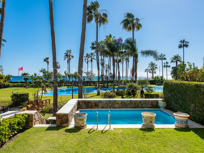Apartamento en primera línea de playa con vistas al mar y piscina privada en Los Granados II
