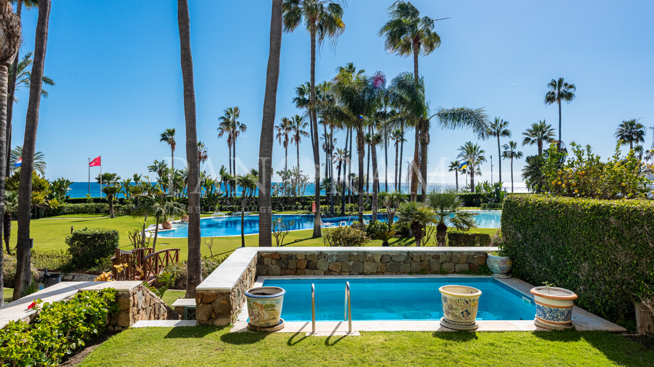 Apartamento en primera línea de playa con vistas al mar y piscina privada en Los Granados II