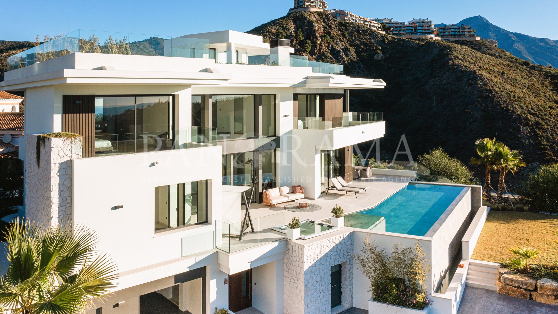 Modern villa with panoramic views in Las Lomas de la Quinta