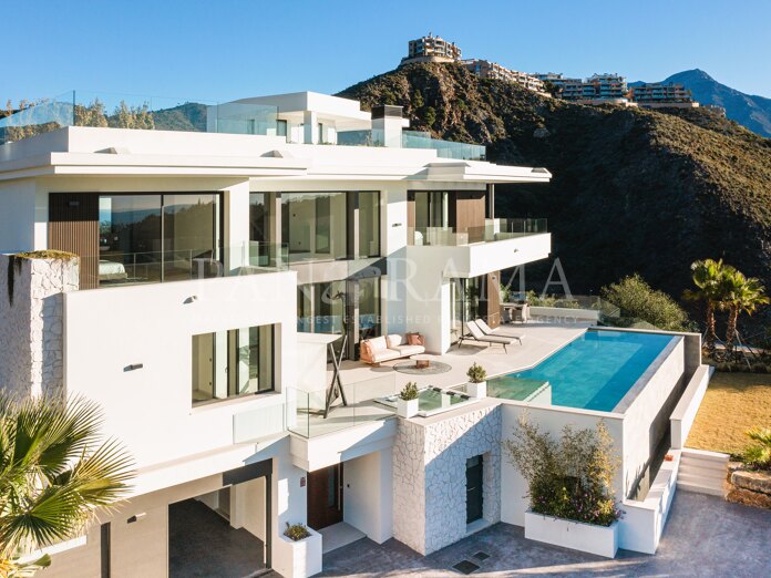 Fantástica villa a estrenar con vistas panorámicas en las Lomas de la Quinta