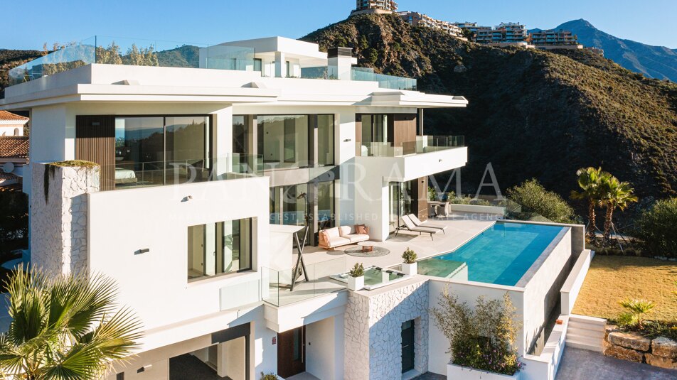 Modern villa with panoramic views in Las Lomas de la Quinta