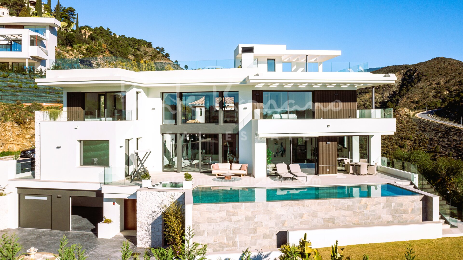 Modern villa with panoramic views in Las Lomas de la Quinta
