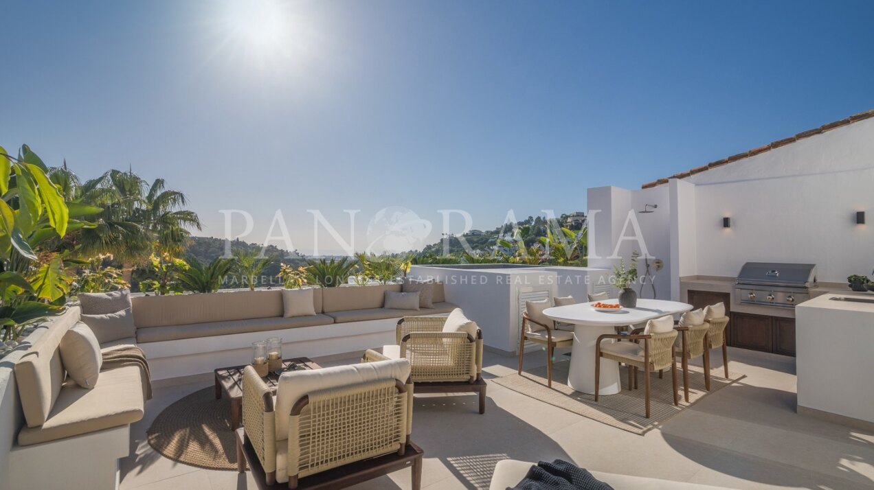 Spacious duplex penthouse in Lomas de la Quinta with impressive views