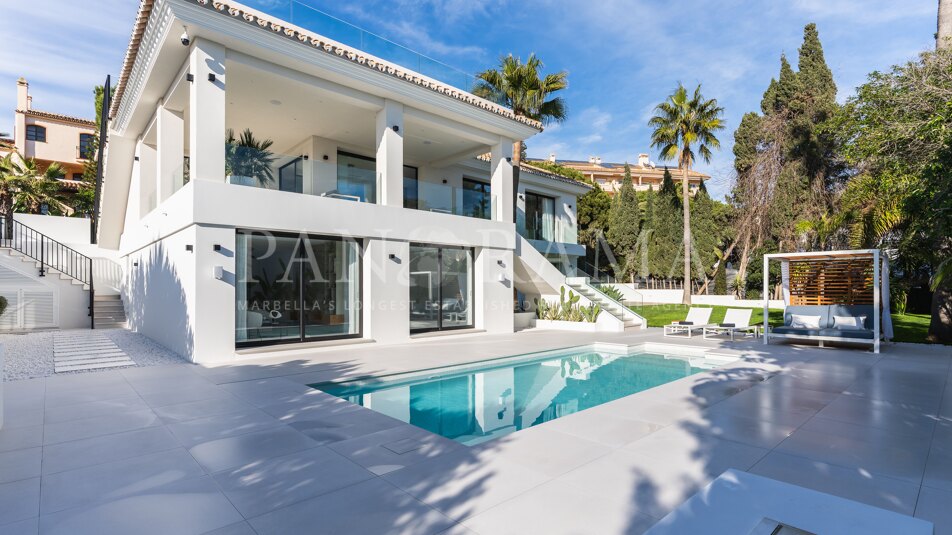 Villa en bord de mer, un parfait mélange de luxe moderne et de charme andalou intemporel à Marbella Est