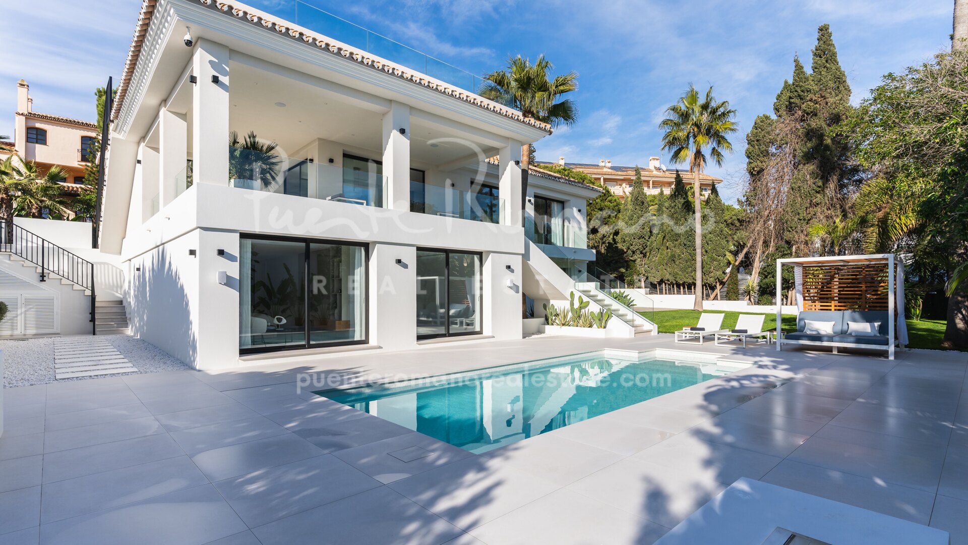 Beachside villa, a perfect blend of modern luxury and timeless Andalusian charm in Marbella East
