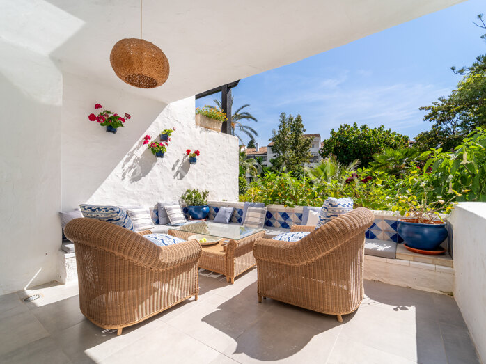 Beachside ground floor apartment in the prestigious community of Puente Romano Phase II