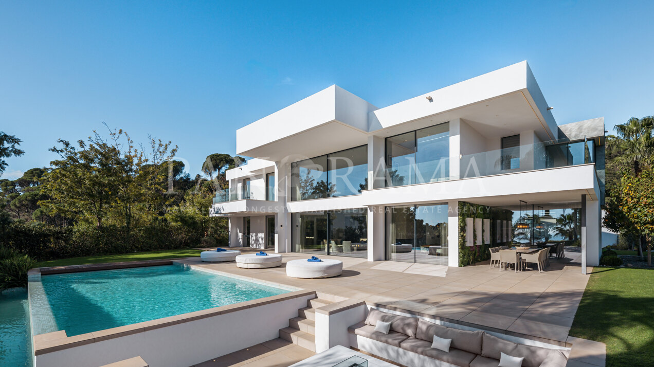 Maison contemporaine élégante avec vue sur la mer et les montagnes