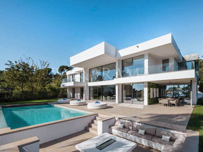 Maison contemporaine élégante avec vue sur la mer et les montagnes