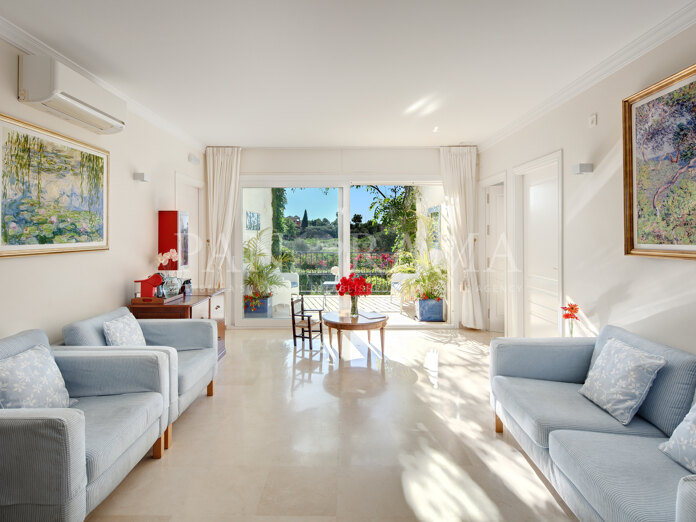 Exklusives, freistehendes Gebäude mit privatem Parkplatz, ideal für professionelle Büros, Immobilienunternehmen usw. in Nueva Andalucía