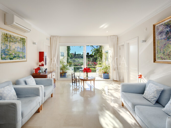 Exclusive independent building with private parking ideal for professional offices, real estate, etc. in Nueva Andalucía