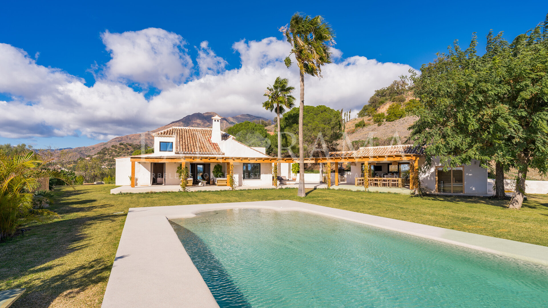 Spectaculair verborgen juweel in Estepona Hills met panoramisch uitzicht op zee