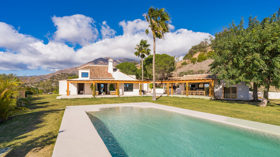 Spectaculair verborgen juweel in Estepona Hills met panoramisch uitzicht op zee