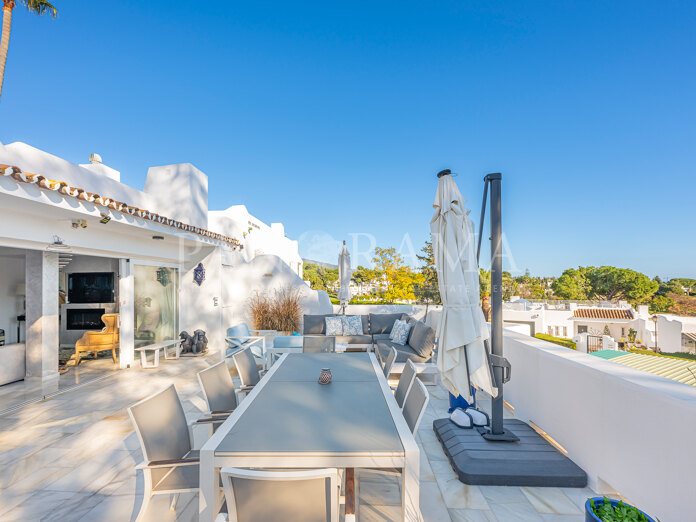 Spectaculaire maison de ville dans un complexe exclusif en première ligne de golf à Nueva Andalucía