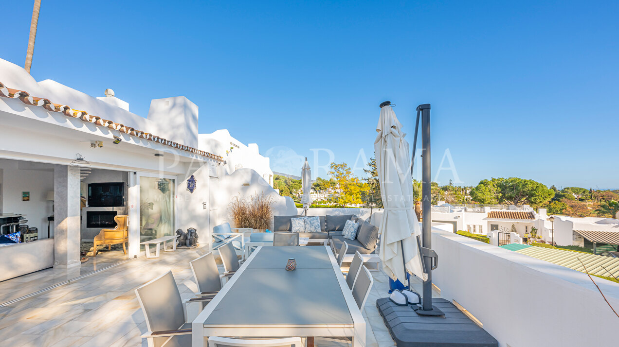 Spectaculaire maison de ville dans un complexe exclusif en première ligne de golf à Nueva Andalucía