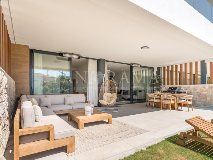 Apartment with private garden and sea views in Artola Alta, Marbella