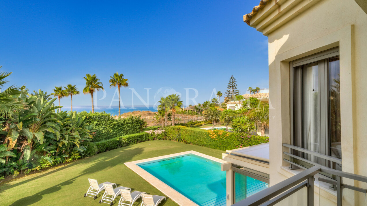 Außergewöhnliche Strandvilla in El Rosario, Marbella Ost, mit atemberaubendem Meerblick