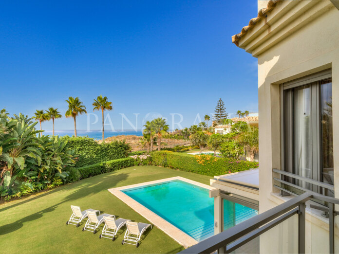 Außergewöhnliche Strandvilla in El Rosario, Marbella Ost, mit atemberaubendem Meerblick