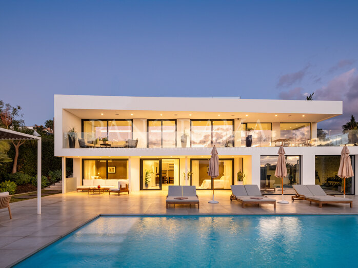 Villa Mila - Moderna villa en primera línea de golf en el corazón de Nueva Andalucía