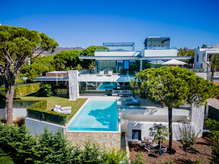 Beautiful modern villa just 200 meters from the best beaches in Marbesa