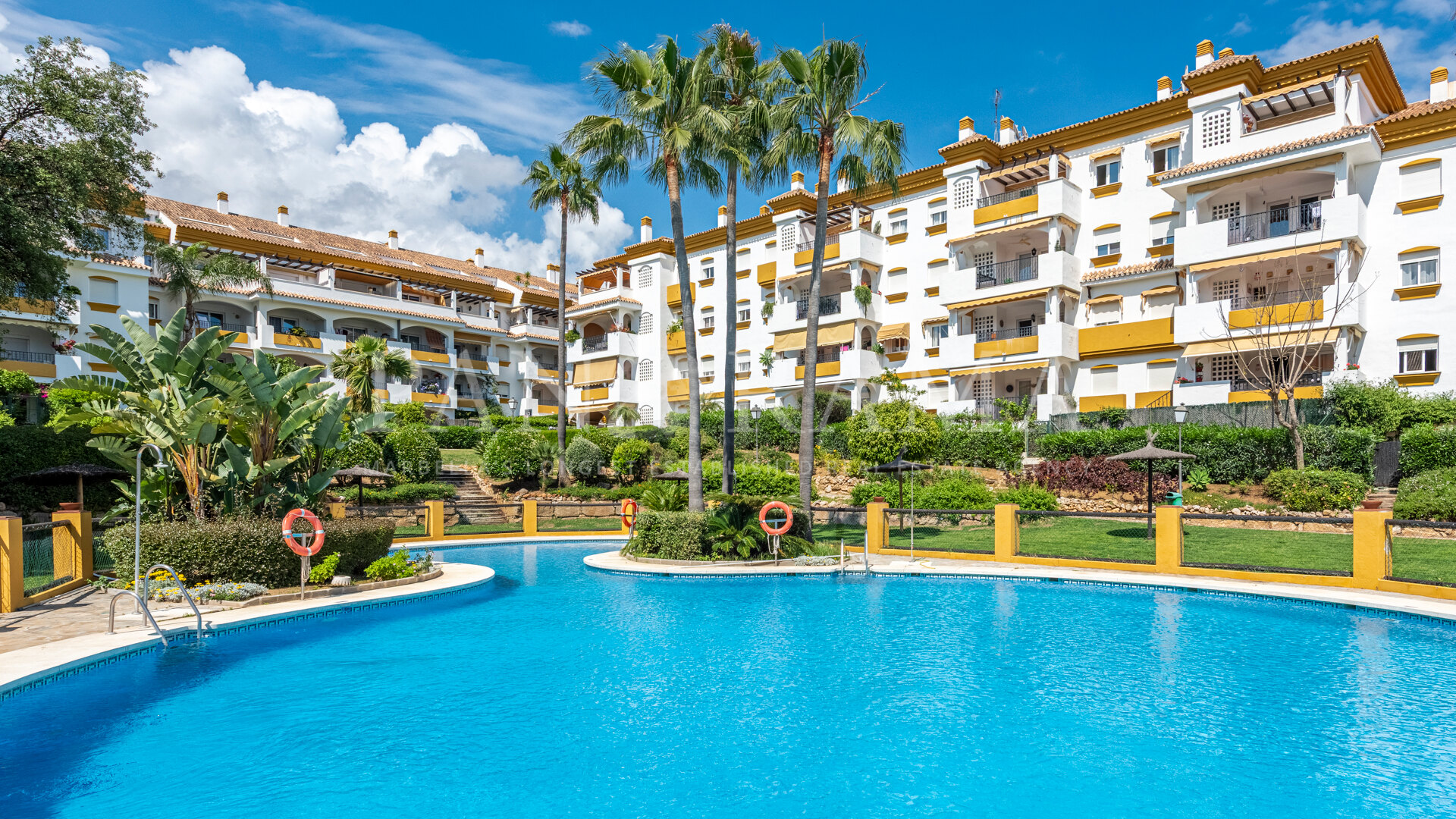 Duplex penthouse in Pinos de Nagüeles, just 400 meters from the beach