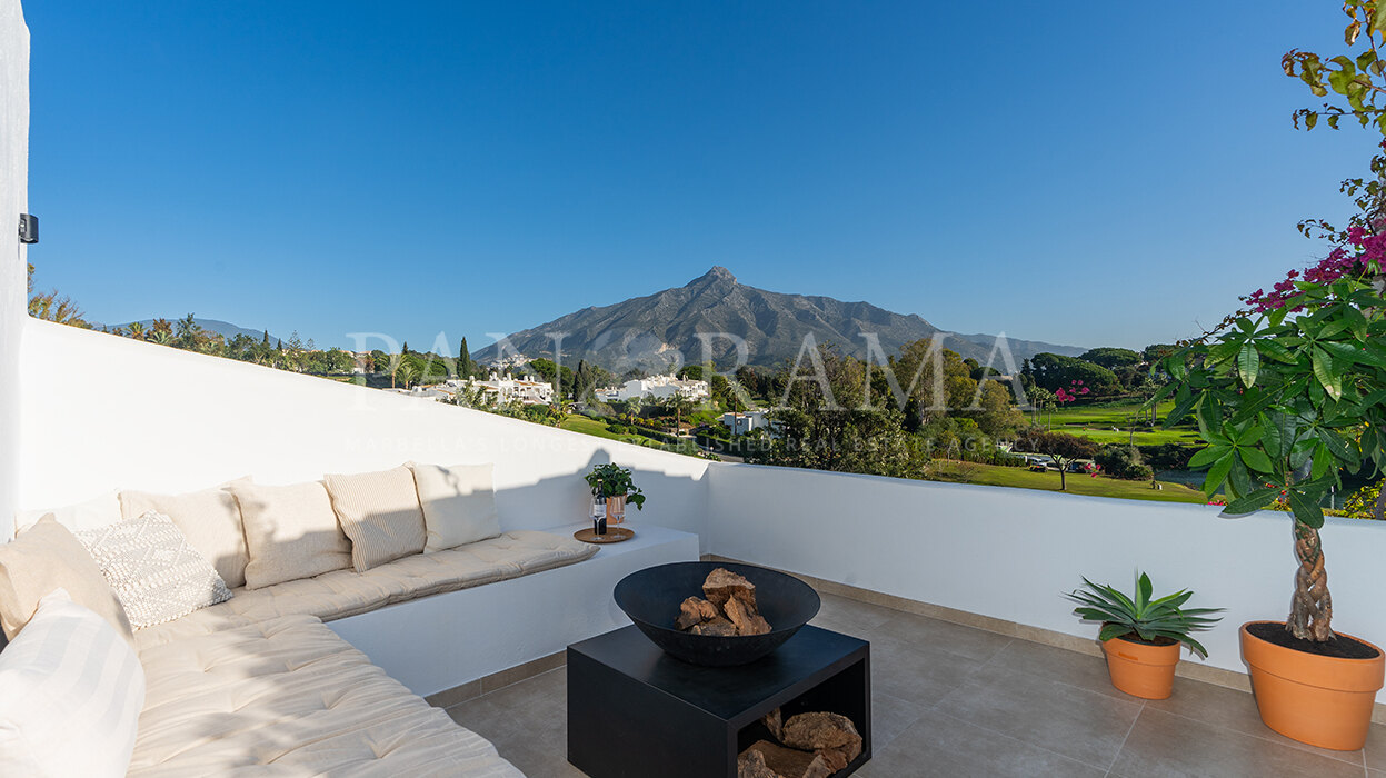 Duplex-Penthouse in einer Golf-Community in erster Reihe von Azahara I in Nueva Andalucía