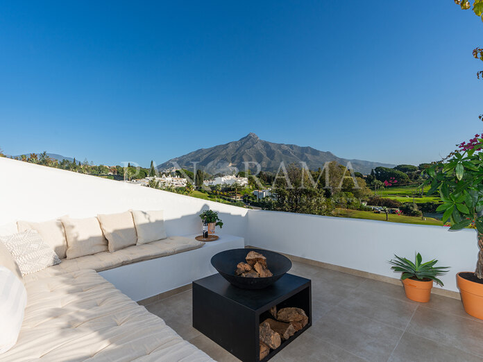 Duplex penthouse binnen een frontlinie golfgemeenschap van Azahara I in Nueva Andalucía