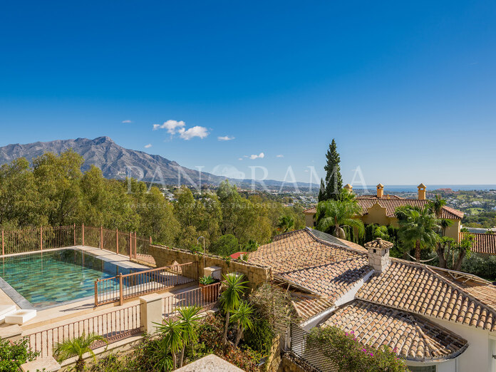 Impresionante villa con vistas panorámicas en la exclusiva comunidad de El Herrojo