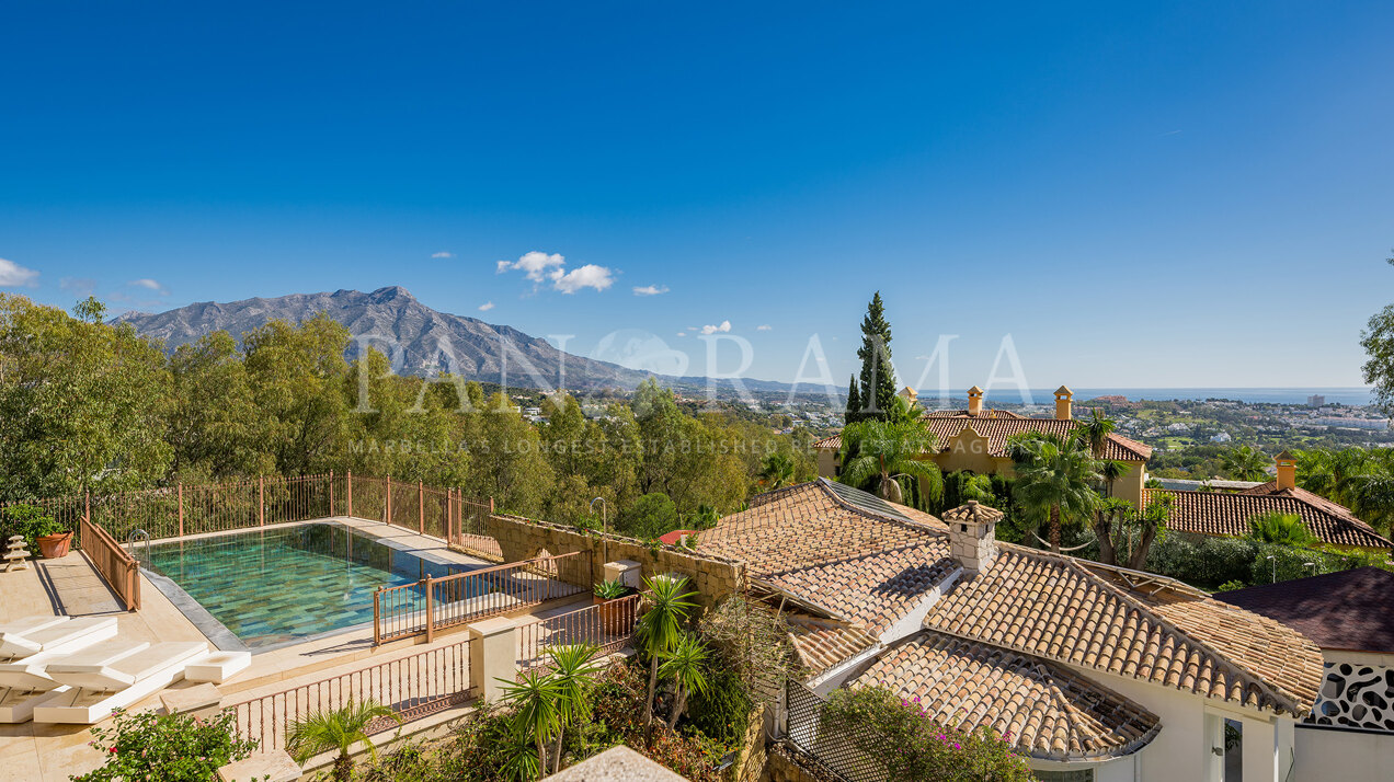 Impresionante villa con vistas panorámicas en la exclusiva comunidad de El Herrojo