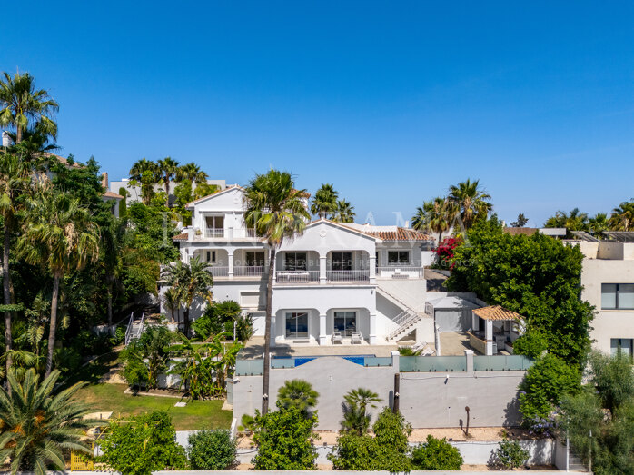 Villa with stunning sea views in La Alquería, next to El Paraiso Alto