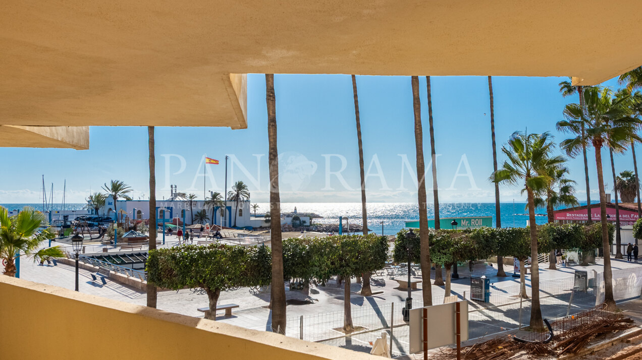 Exclusivo local comercial en primera línea de playa, frente al puerto de Marbella